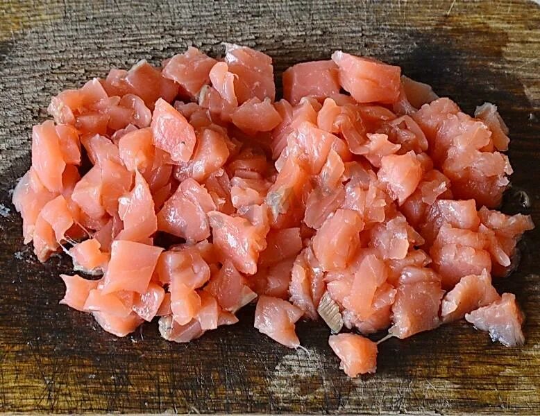 Красная рыба шашлык. Брюшки лосося. Семга кусочки. Рыбная поджарка с луком и морковью из горбуши. Красная рыба.