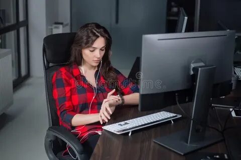 Женщина сидит дома и не работает