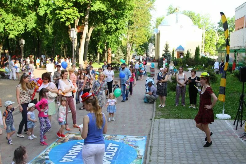 Развлечения в брянске. Парк Толстого Брянск. Детский праздник Брянск. Парк Толстого Брянск праздник. Дети летом фотографии г Брянск парк Толстого.