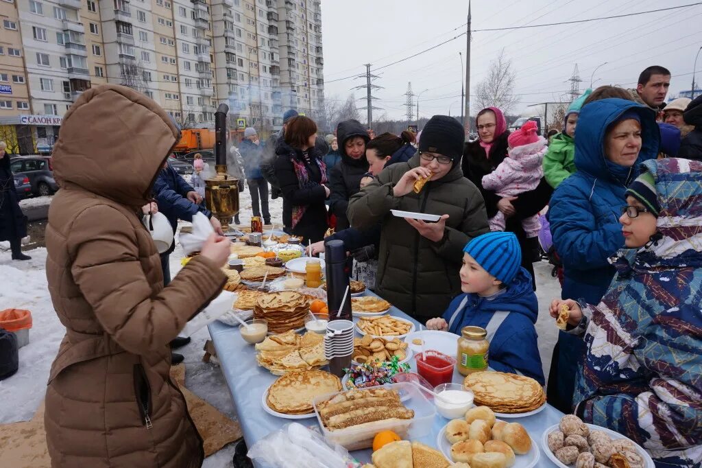 Участие в гулянье приняли. Масленица в парке Митино. Масленица в Митино. Масленичные гуляния в Митино. Масленица в Митинском парке.