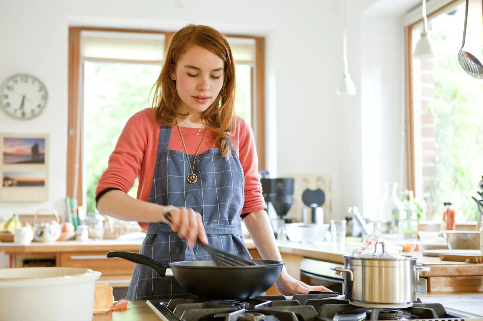 She is used to working. Девушка на кухне. Удовольствие от готовки. Девушка на кухне фото. Кулинария женщины.