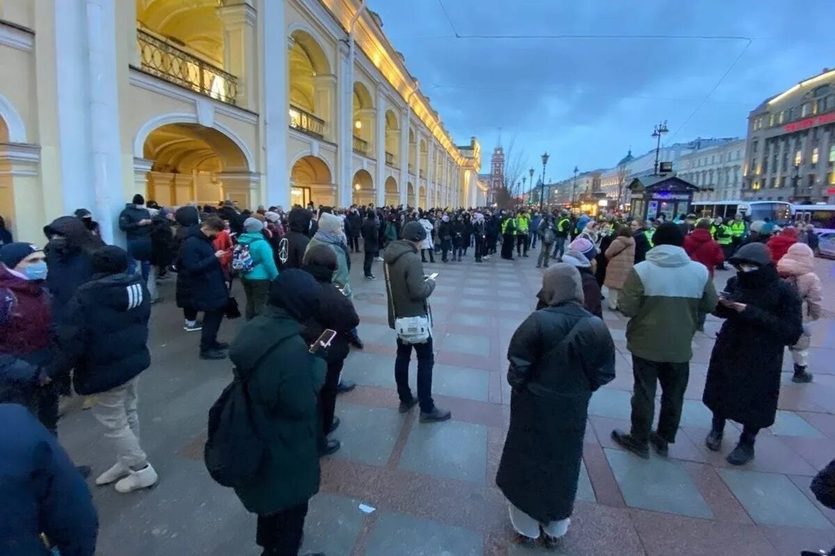 Новости про спб. Жители Санкт-Петербурга. Гостиный двор Санкт-Петербург. Гостиный двор метро. Санкт-Петербург ОМОН около гостинного двора.