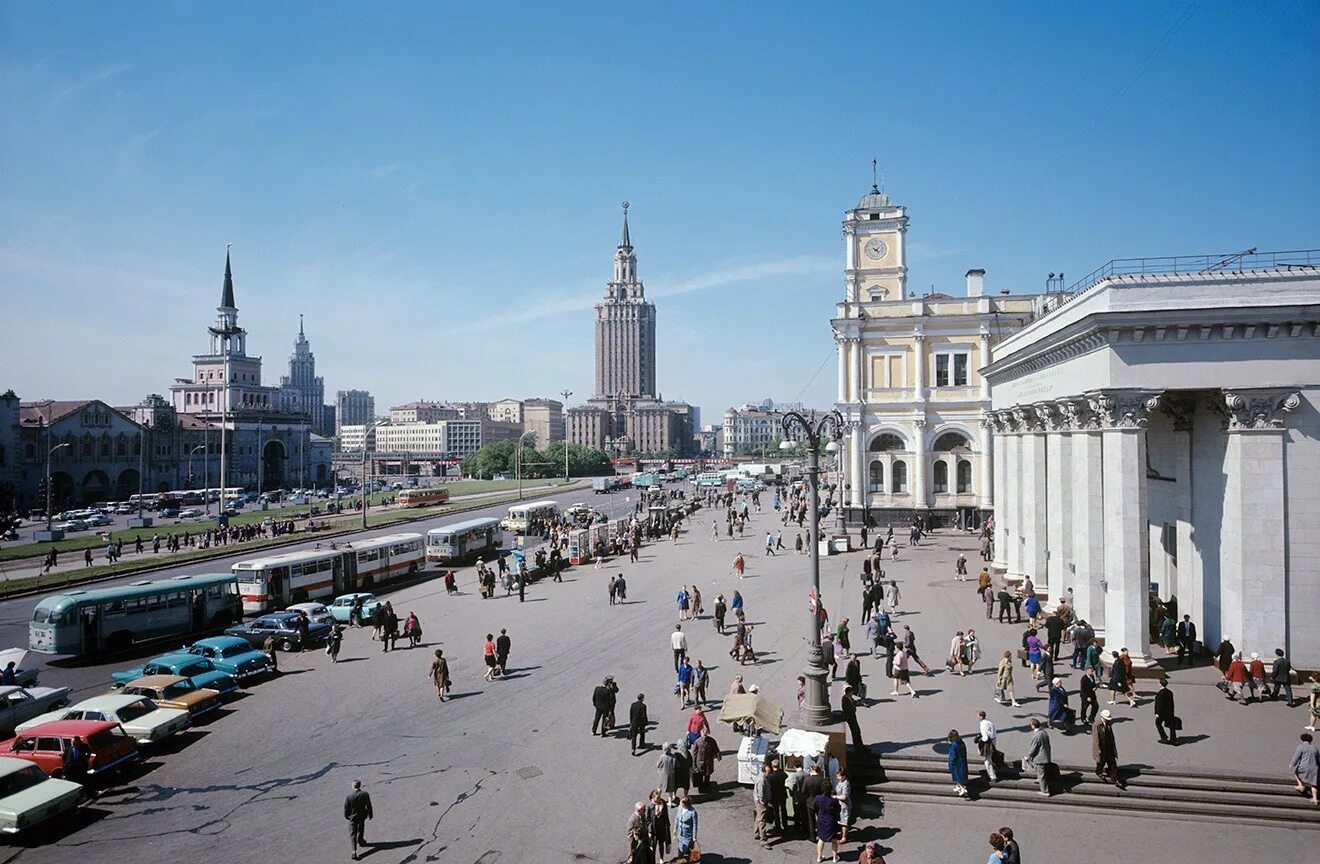 Московские 3 вокзала. Комсомольская площадь Москва. Площадь трёх вокзалов в Москве. Комсомольская площадь вокзалы. Комсомольская площадь 3 вокзала.