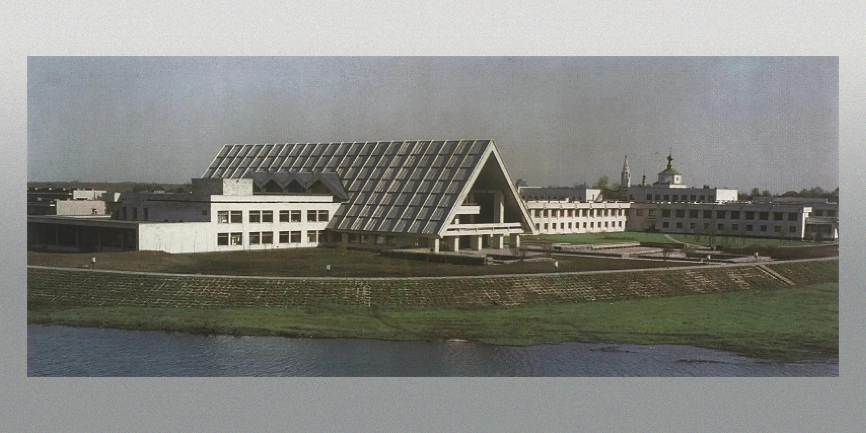 Самоварный зал гтк суздаль. Чародеи здание нуину. Кафе аленушка омск. Чародеи нуину гафт. Гостинично-туристический комплекс суздаль.