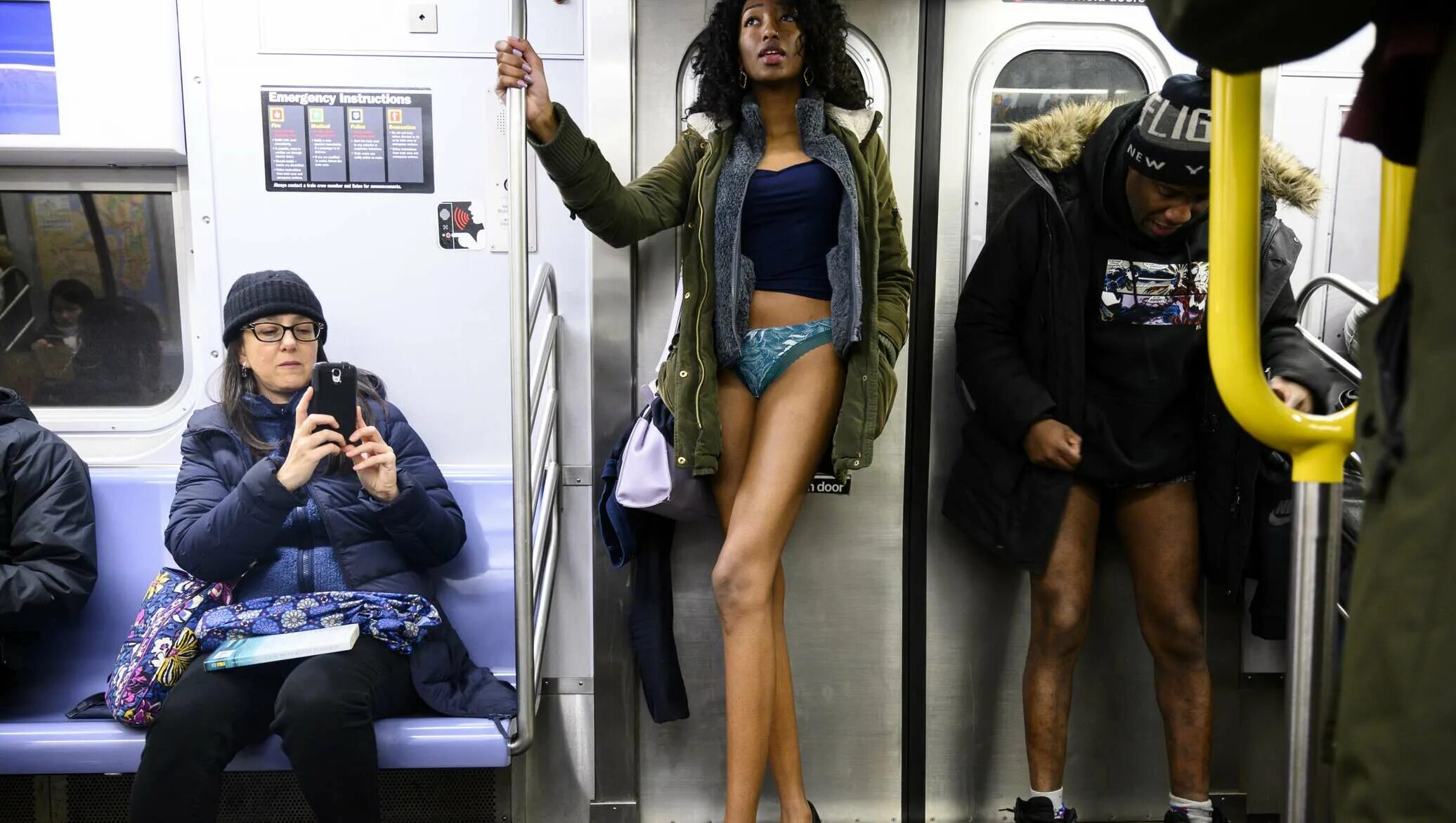 Акция в метро без штанов Нью Йорк. No Pants Subway Ride Москва. No Pants Subway Ride Москва метро. День без штанов в метро Нью-Йорка. Без штанов без цензуры