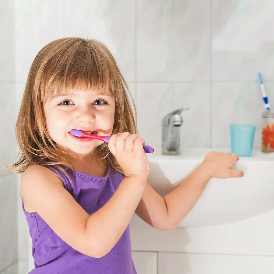 I wash and clean my teeth. Чистим зубы!. Девочка умывается. Ребенок умывается. Malish chistit Zubi.