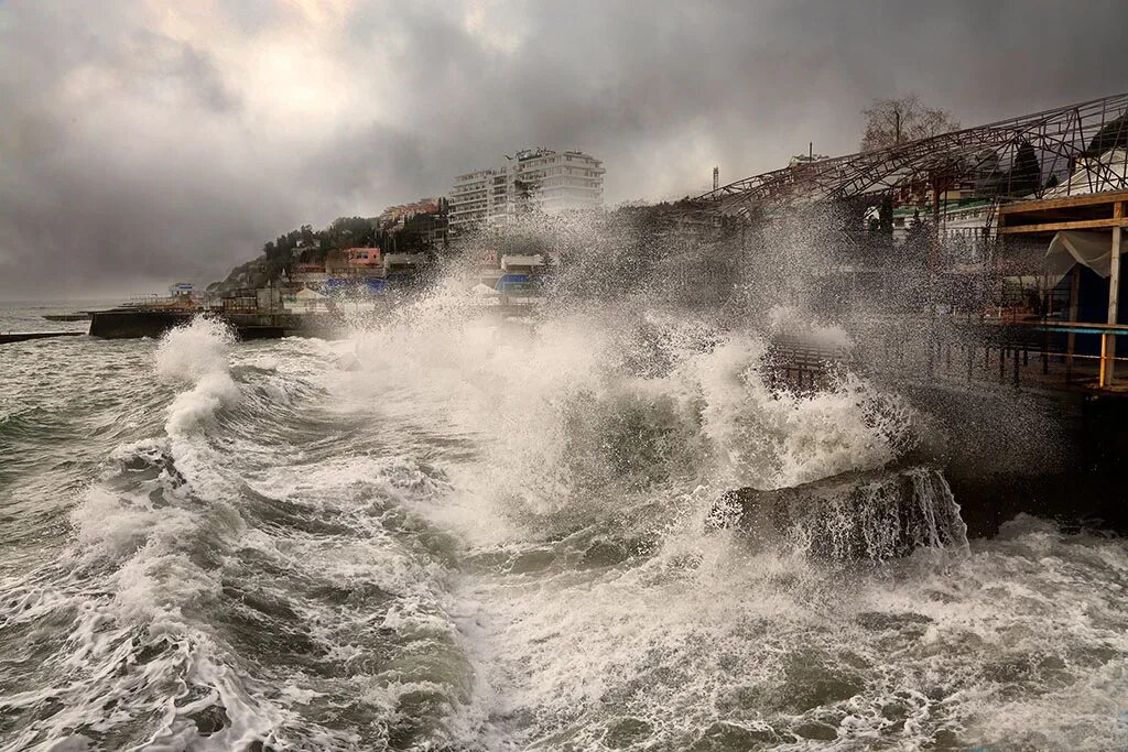 Турция море шторм. Люди из малого маяка в алуште фото. Тайфун в азовском море. Волна туапсе. Прогноз штормов в черном море посейдон алушта.