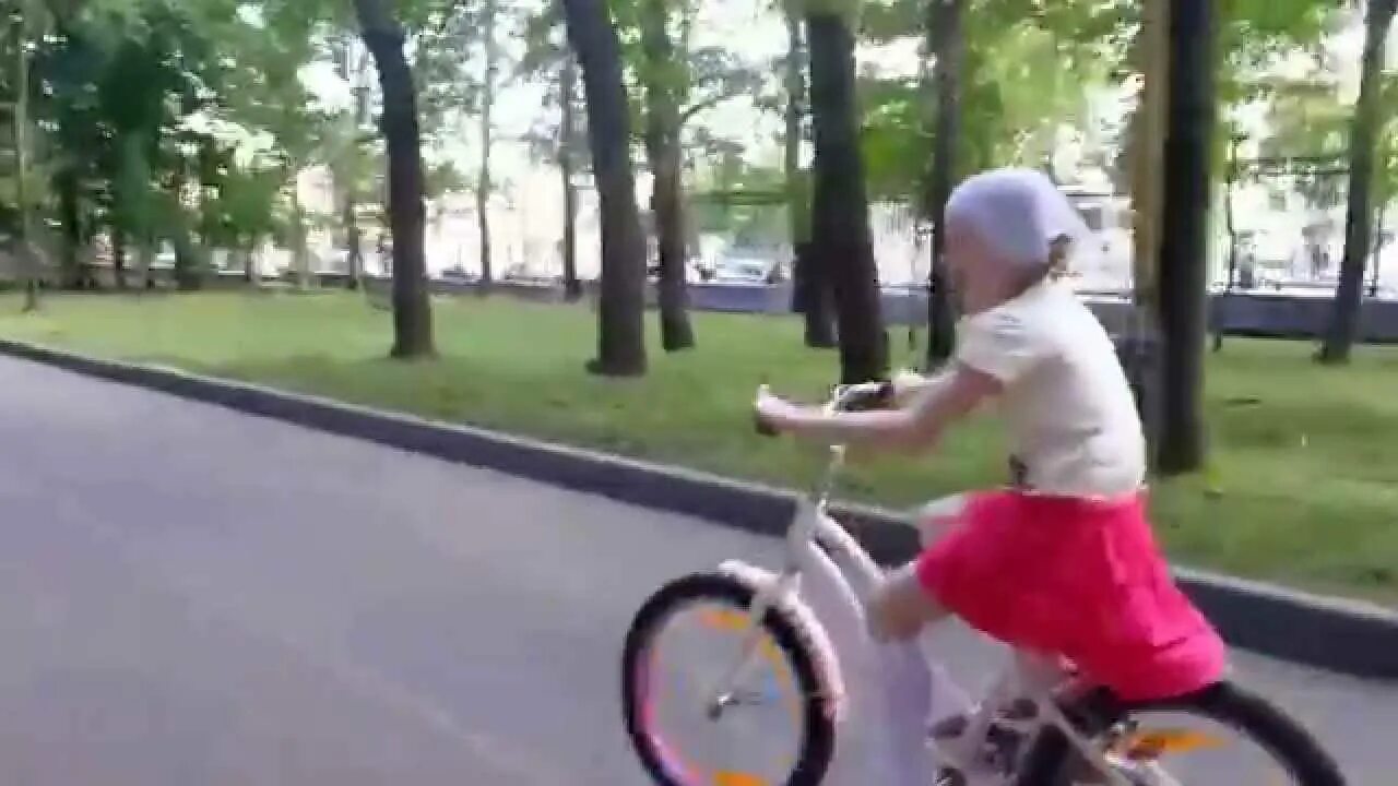 Как научить ребенка кататься на велосипеде двухколесном. Научить ребенка кататься на велосипеде двухколесном в 6 лет. научить ребенка кататься на велосипеде в 6 лет. научить ребёнка ездить на двухколёсном велосипеде. ребёнок 4,7 катается на велосипеде двухколесном.