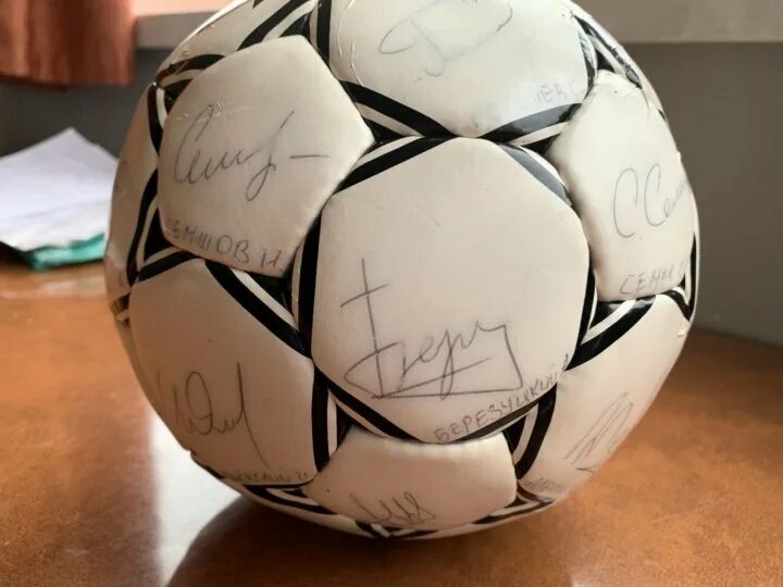 Мяч lg с автографами. Мяч с автографами сборной. Футбольный мяч с автографом. Мяч с автографами. Мяч с автографами сборной.