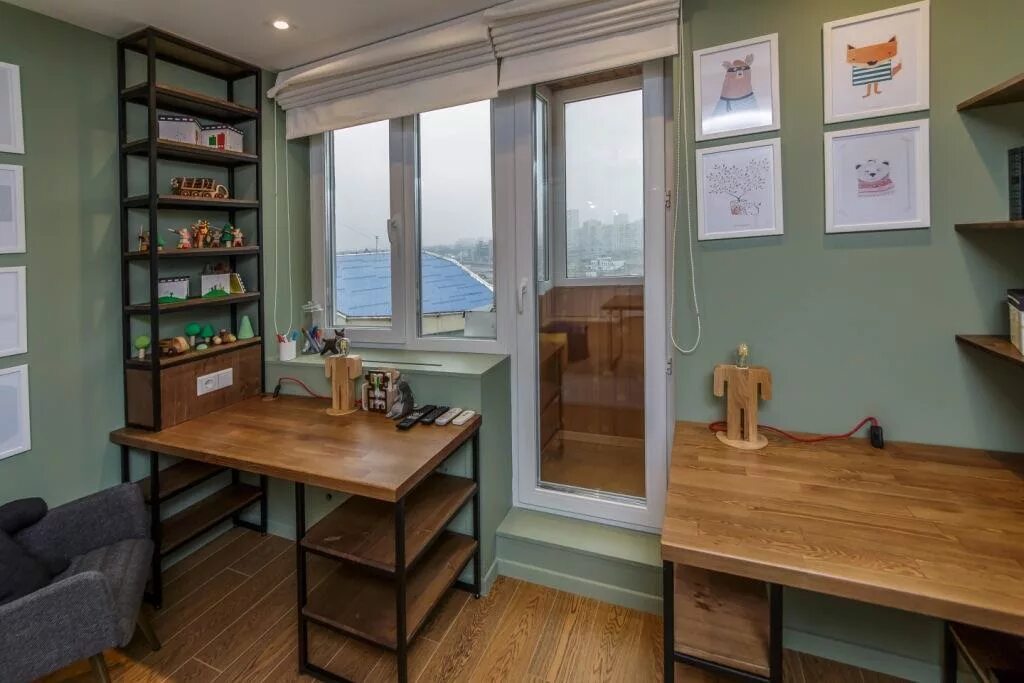 Письменный стол у окна. Рабочий уголок в квартире. Рабочее место на подоконнике. Окно студента. Окно студента.