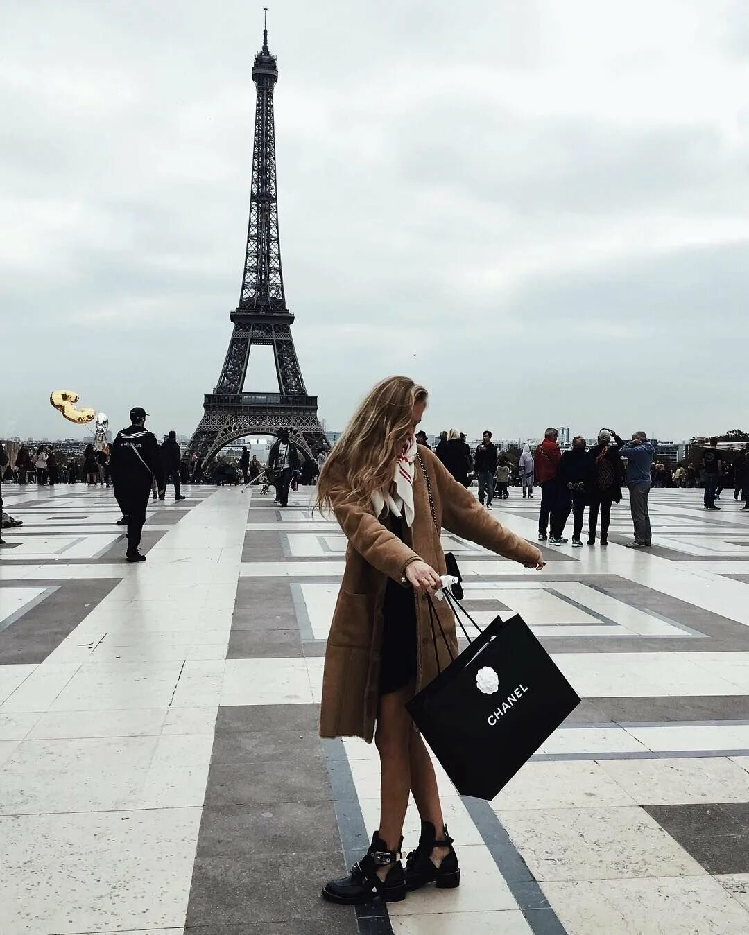 Франция изменилась. Модные девушки Парижа. Туристы во Франции. Жизнь в Париже. Стильный Париж.