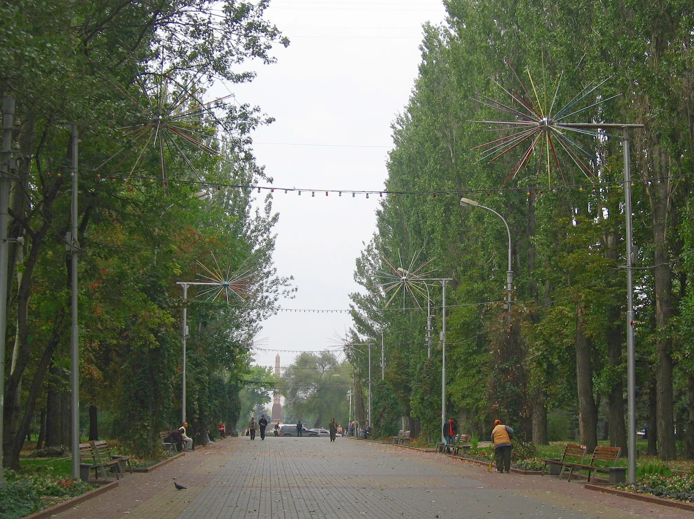 Мемориал аллея героев. Аллея героев сердобск. Аллея героев чистополь. Аллея славы в орехово-зуево. На аллее ул аллея героев 3.