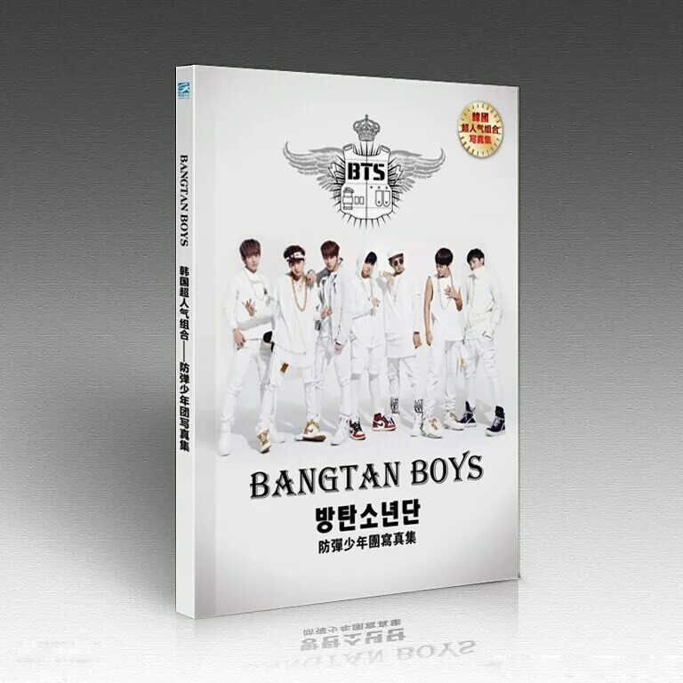 бтс книга серебристая. книга bts биография группы покорившей мир. книга bts история. книга по бтс. большая книга.