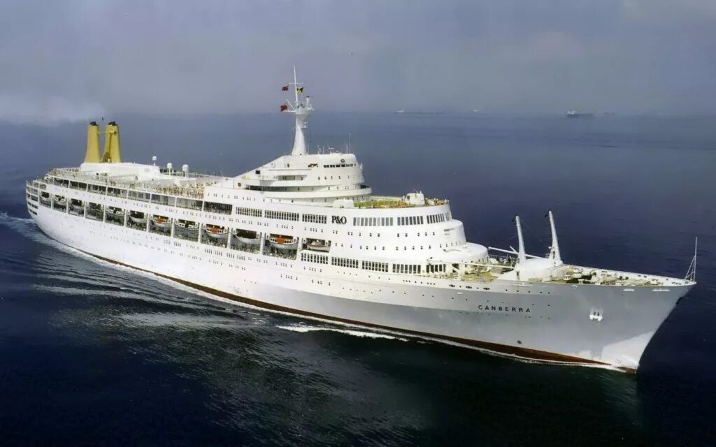 Океанский лайнер куин мэри. Корабль лайнер розовый. Теплоход круизный лайнер. Самый маленький корабль в мире. Лайнер h2era.