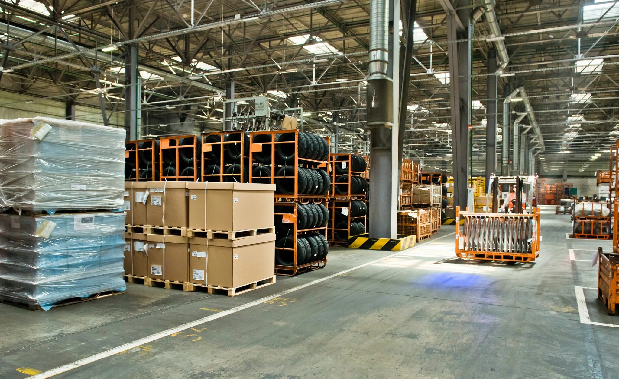 грузчик на склад. склад. отгружены товары со склада. отгружены товары со склада. отгружены товары со склада.