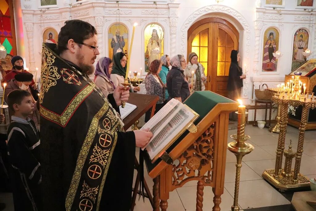 12 служб в церкви. 12 евангелий в великий четверг. Рождественская служба в храме христа спасителя 2022. 12 служб в церкви. Церковное богослужение – пасхальная литургия.