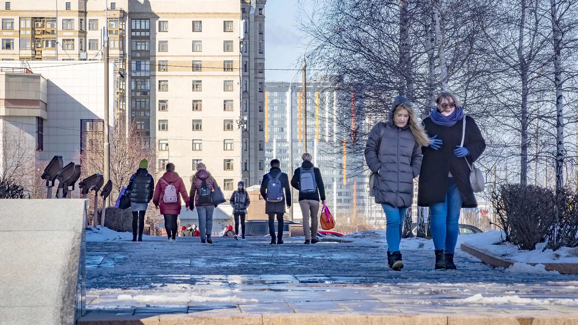 Изменения в жизни россиян. Жизнь в России. Россияне весной на улице. Что поменяется с 1 апреля 2024