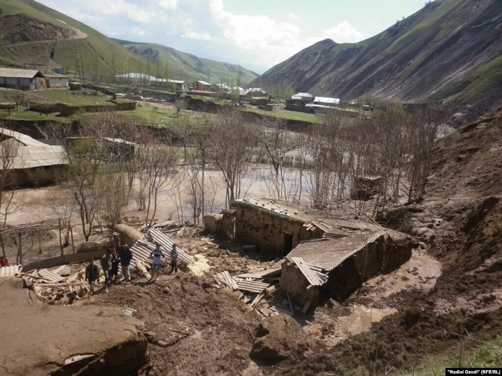 Пагода саричашма. Оползень в таджикистане. сель в таджикистане 2014. саричашма таджикистан. стихийные бедствия в таджикистане.