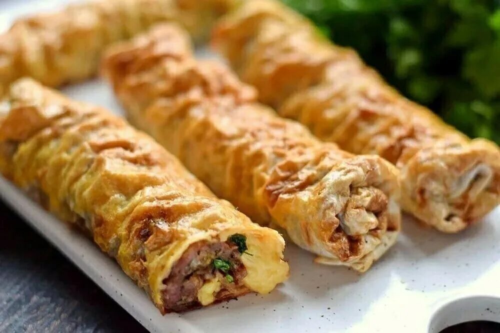 Трубочки с начинкой в духовке. Мясные трубочки с начинкой. Закусочные трубочки. Лаваш в трубочке. Трубочки из теста с начинкой.