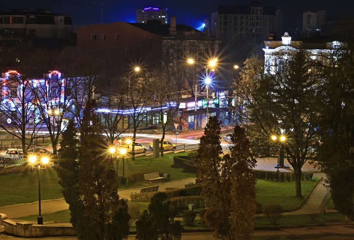 Вечерний пятигорск. Пятигорск голубой дворец. Парк цветник пятигорск ночью. Маршук ночью пятигорск. Куда сходить в пятигорске вечером.