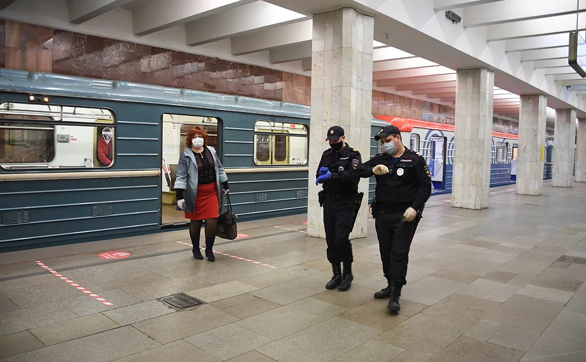 Можно ли в метро с ножом. Полиция Московского метрополитена. Полиция в масках в метро. Люди на станции метро. Полицейский в метро.