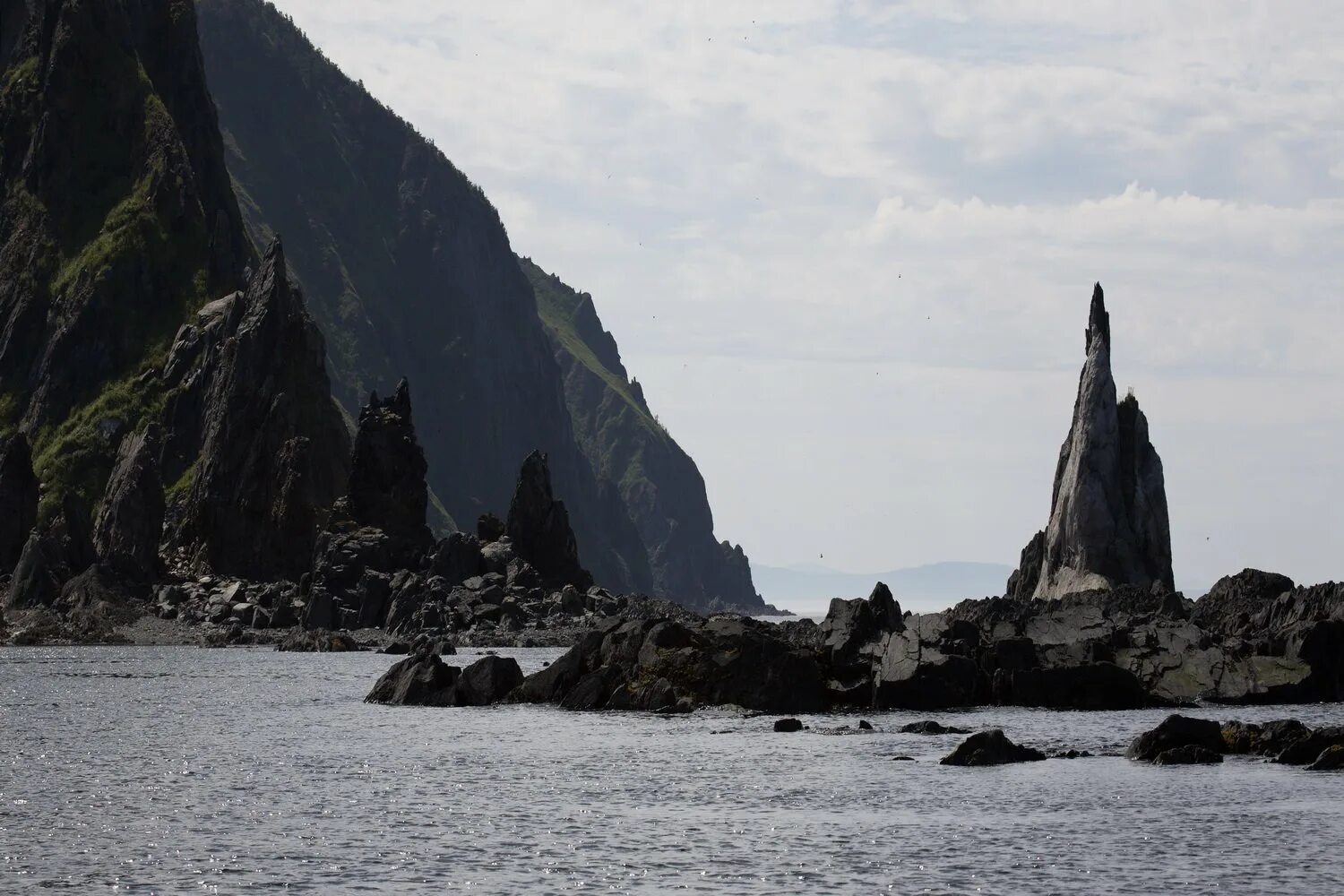 Шантарские острова где. Шантарские острова Охотское море. Шантарские острова Хабаровский край. Шантары Шантарские острова. Остров птичий Шантарские острова.