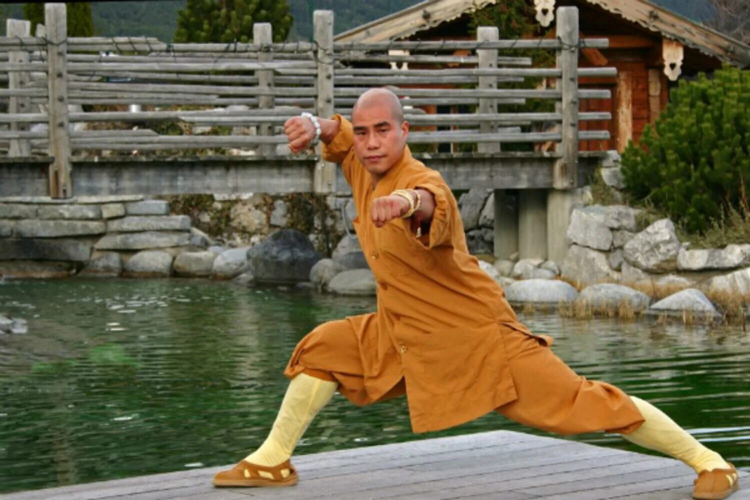 испытания монахов. буддийские монахи шаолинь. андрей старовойт монах шаолиня. испытания монахов. способности монахов шаолинь.