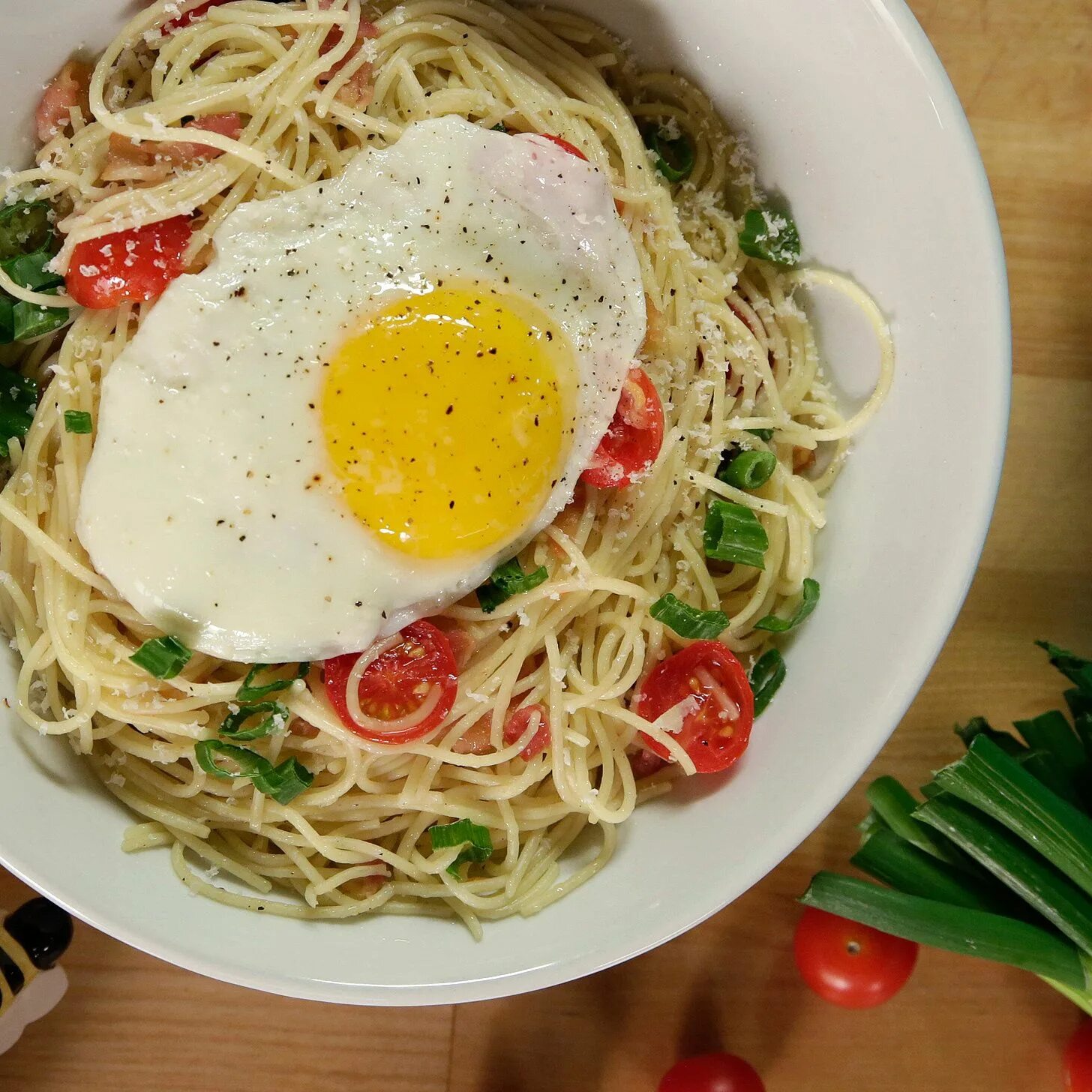 Яичница с макаронами. Спагетти с яичницей. Спагетти с яйцом. Макароны с яйцом на завтрак. Паста с беконом и яйцом