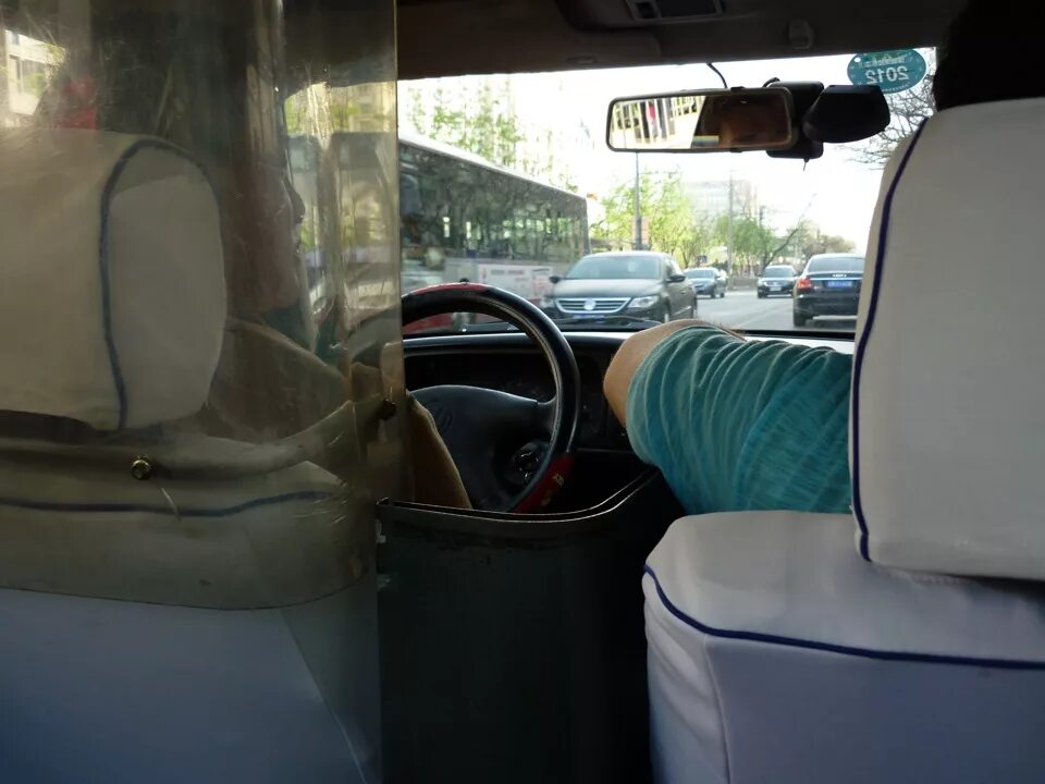 Таксист внутрь. Защита для таксиста. защита для водителя такси от пассажиров. кабина таксиста. защита для таксиста от нападения.
