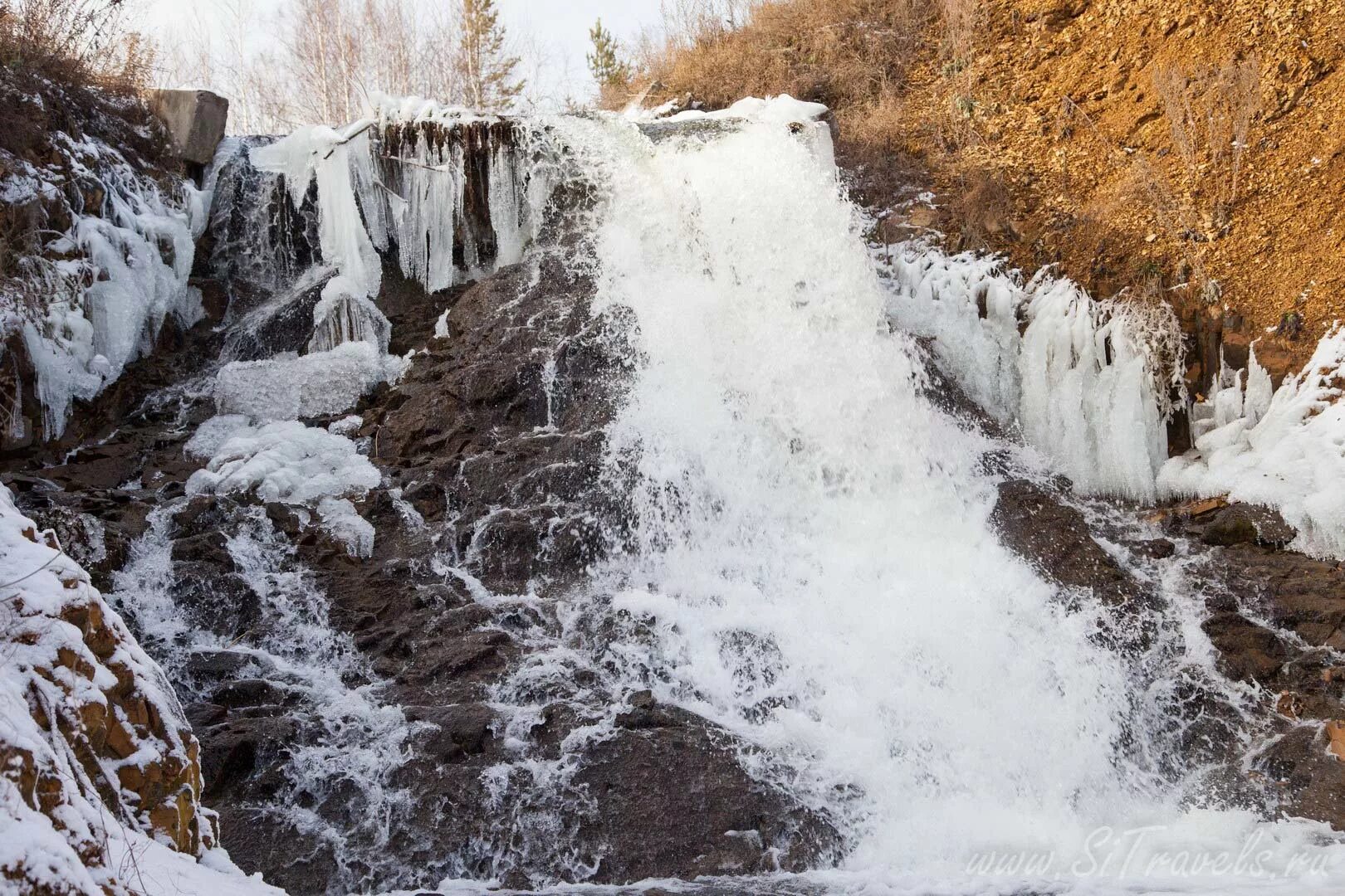 Новосибирский водопад. Маслянино водопад беловский. водопад маслянино новосибирская. прямской водопад новосибирская область. беловский водопад новосибирская область зимой.
