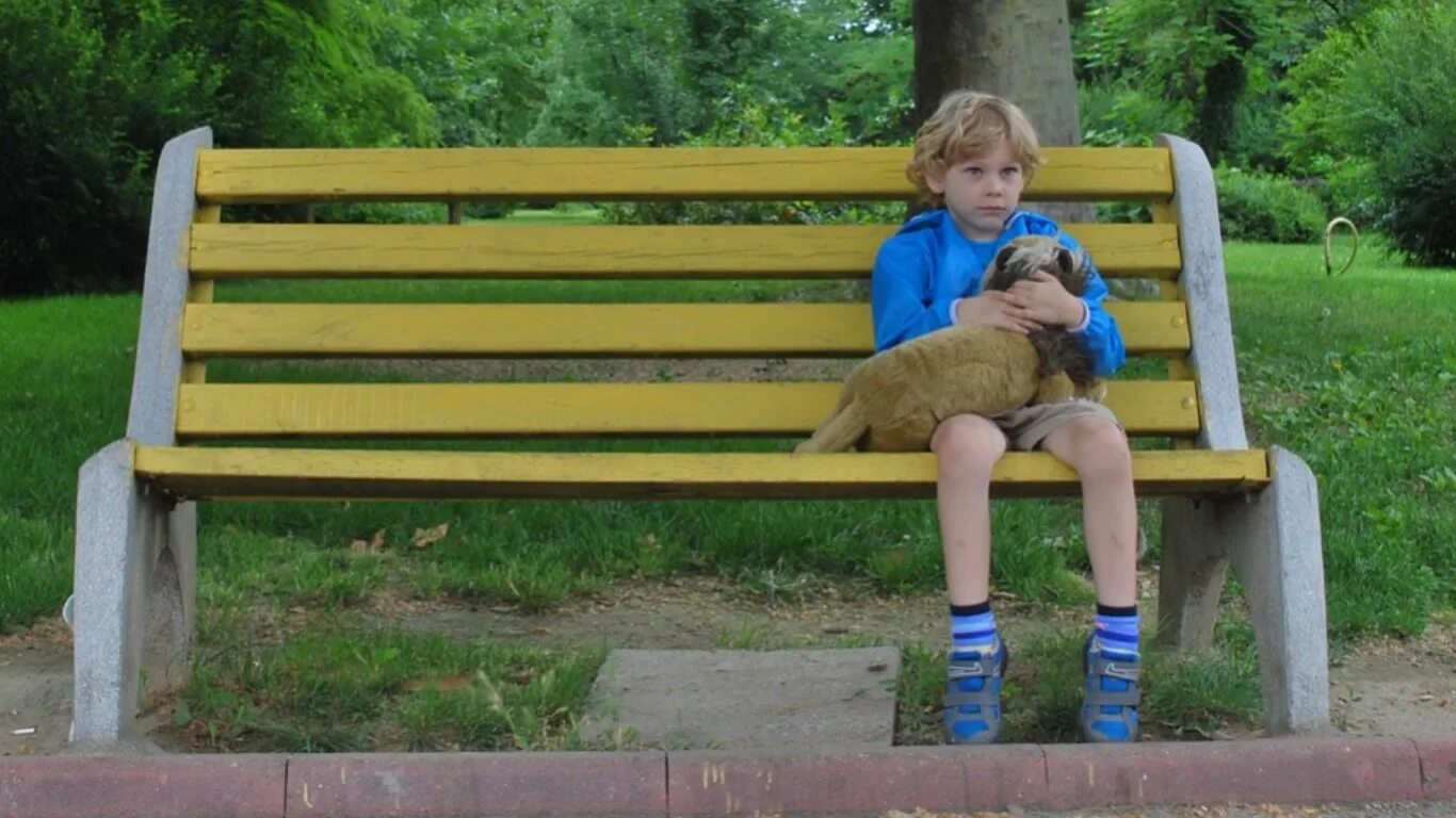 Случайно сделали ребенка. Дети на скамейке. Дети сидят на лавочке. Дети на лавке. Мальчик на скамейке.