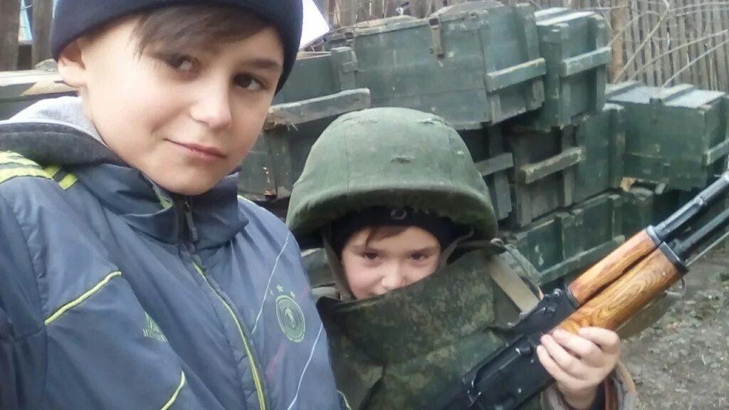 Ополченцы с детьми. Беженцы с донбасса. Дети лнр днр. Дети днр фото. В подмосковье дети-сироты из донбасса.
