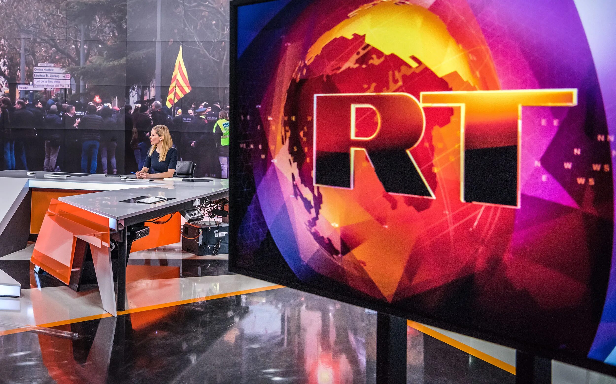 Rt show. Телеканал RT. Раша Тудей студия. Телеканал RT заставка. Russia today заставка.