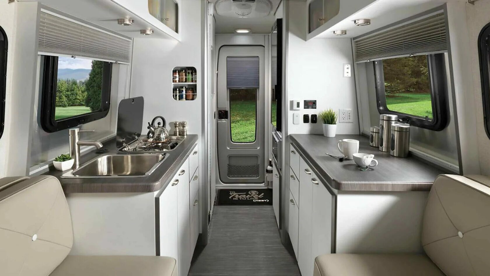 кемпинг автодом на природе. американский кемпер airstream. дом на колесах похож на самолет. фрилансер на колесах. автодом motorhome.