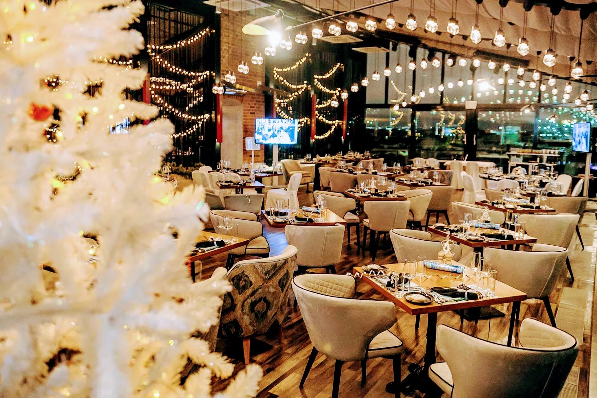 Новогоднее кафе. Новый год в ресторане. Садовая 22 санкт-петербург метрополь ресторан. Кемпински мойка 22 bellevue. Кафе ротонда астория.