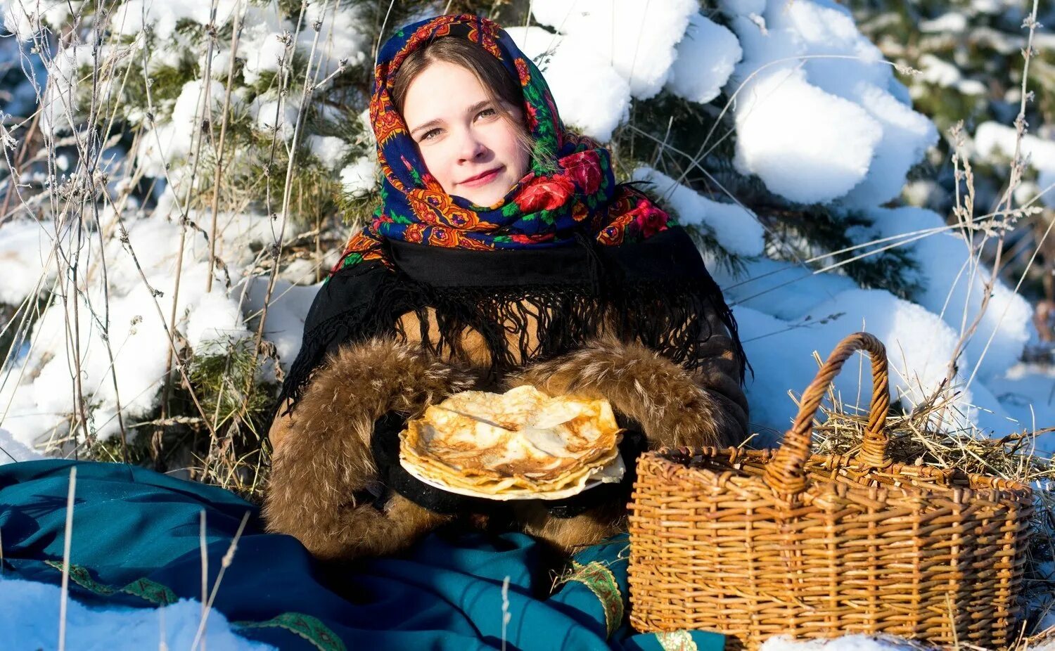 Девушка с блинами картинка. Девушка с блинами. Масленица девушка. Масленица фотосессия. Масленица девица.