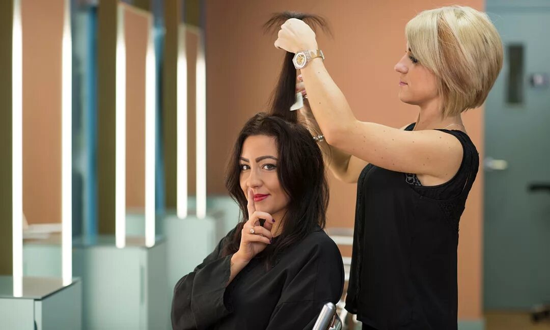 Клиентов салон красоты. Клиент в парикмахерской. Работники салона красоты. Стрижка в салоне. Девушка в парикмахерской.