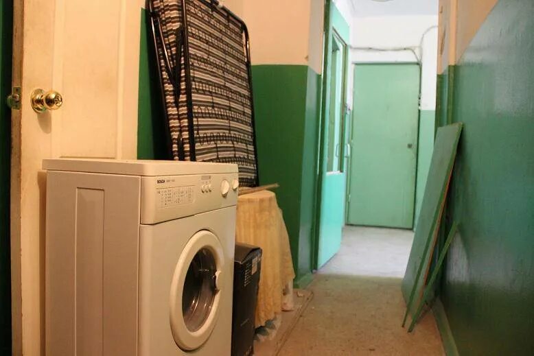 Хранят вещи в подъезде. Колясочная в подъезде. Захламление коридора. Вещи на лестничной площадке. Хранят вещи в подъезде.