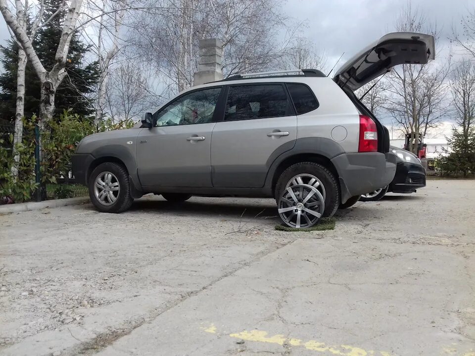 Диски хендай туссан 2008. Hyundai tucson 1 r19 диски. tucson 1 17 диски. tucson 2007 r19.