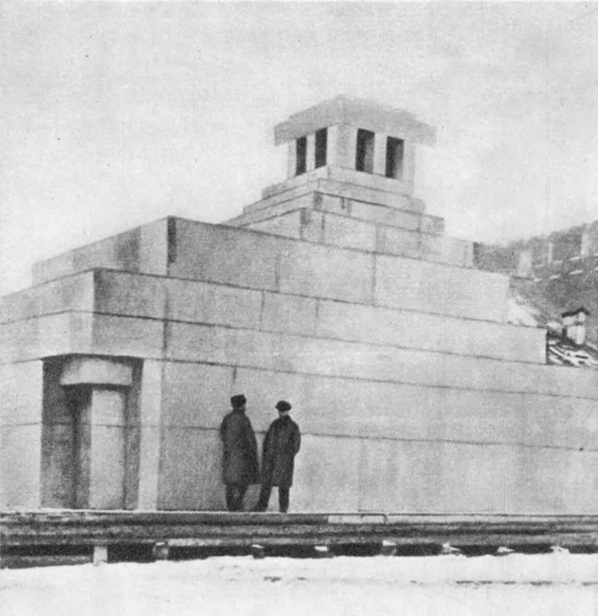 Мавзолей адлер. Первый мавзолей ленина 1924. мавзолей ленина 1993 год. деревянный мавзолей ленина 1924 года.