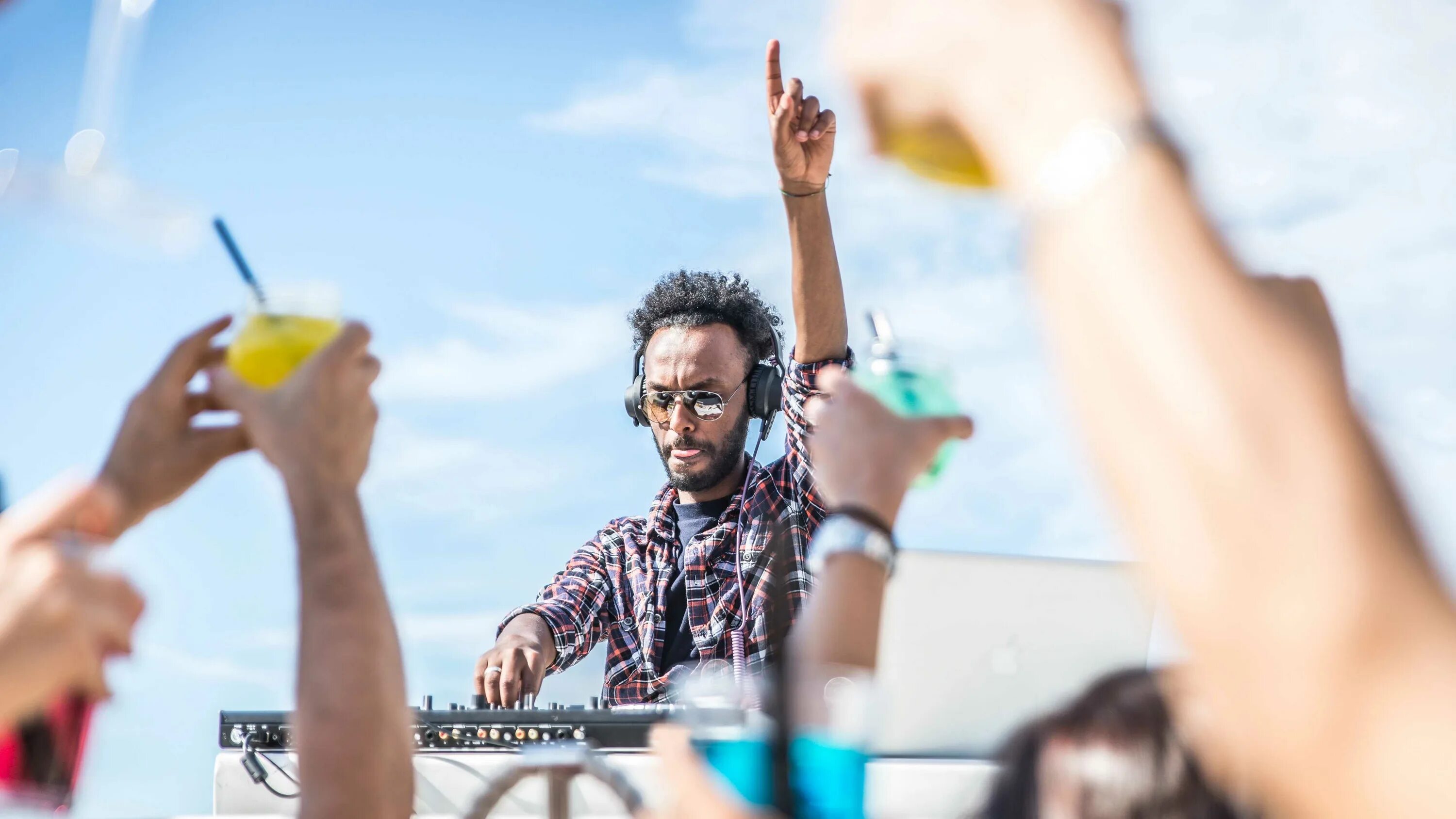 Дискотека. Вечеринка. Пляжная дискотека. Веселье фестиваль. Лето веселье.