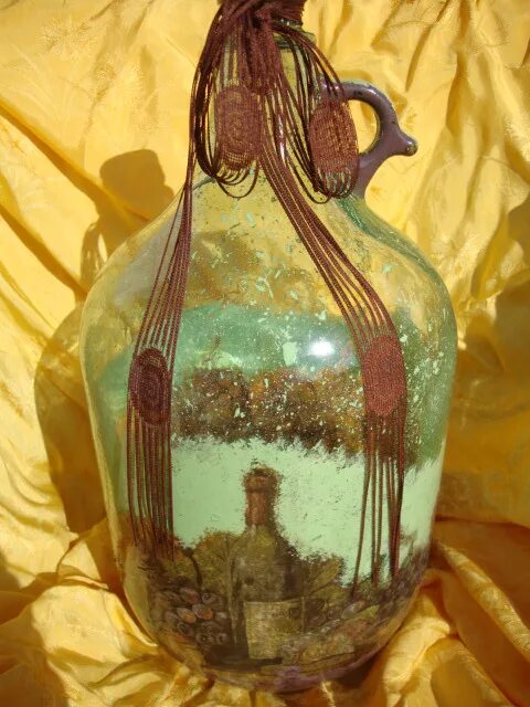 клейма на стеклянных бутылках. под каждой пятидесятой бутылки. бутылка декорированная. юбилейные советские бутылки. стеклянные бутылочки 50 мл.