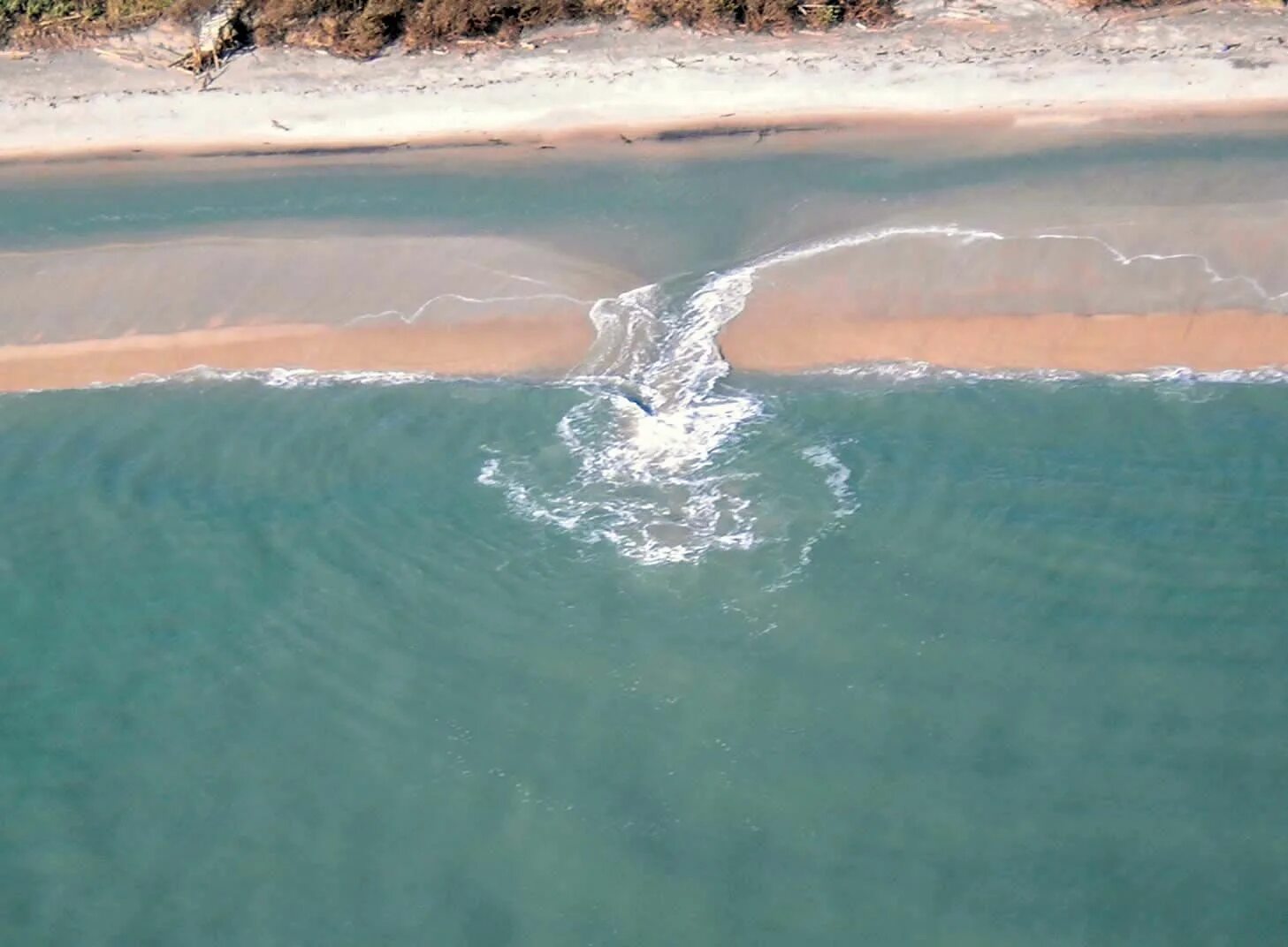 Тягун рип. Rip current отбойное течение. Рип Тягун волны. Волны тягуны в Анапе. Течение будней