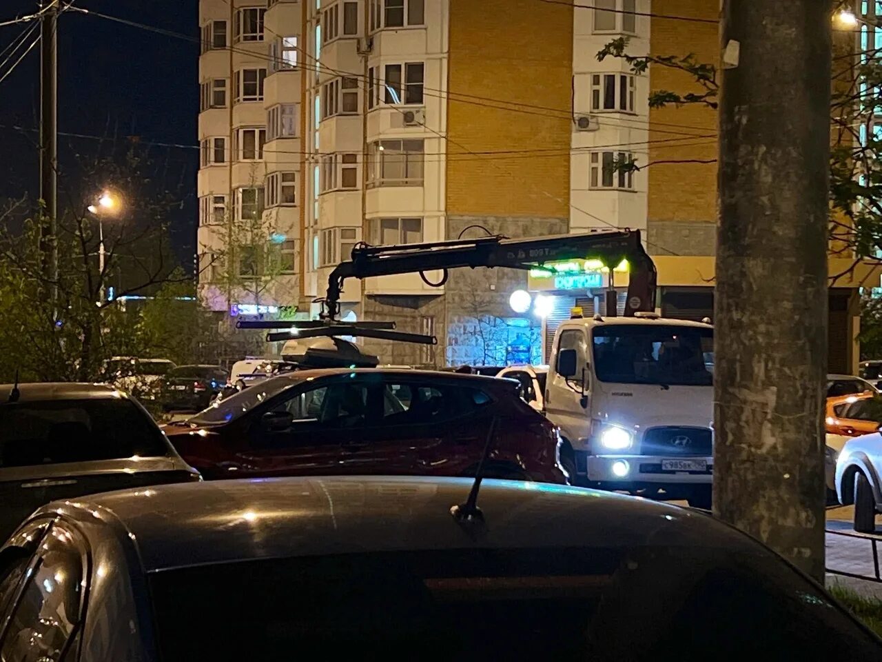 Линза машина эвакуации. Московский эвакуатор. Эвакуация машины за неправильную парковку. Эвакуация автомобиля. Штрафстоянка южнопортовая.