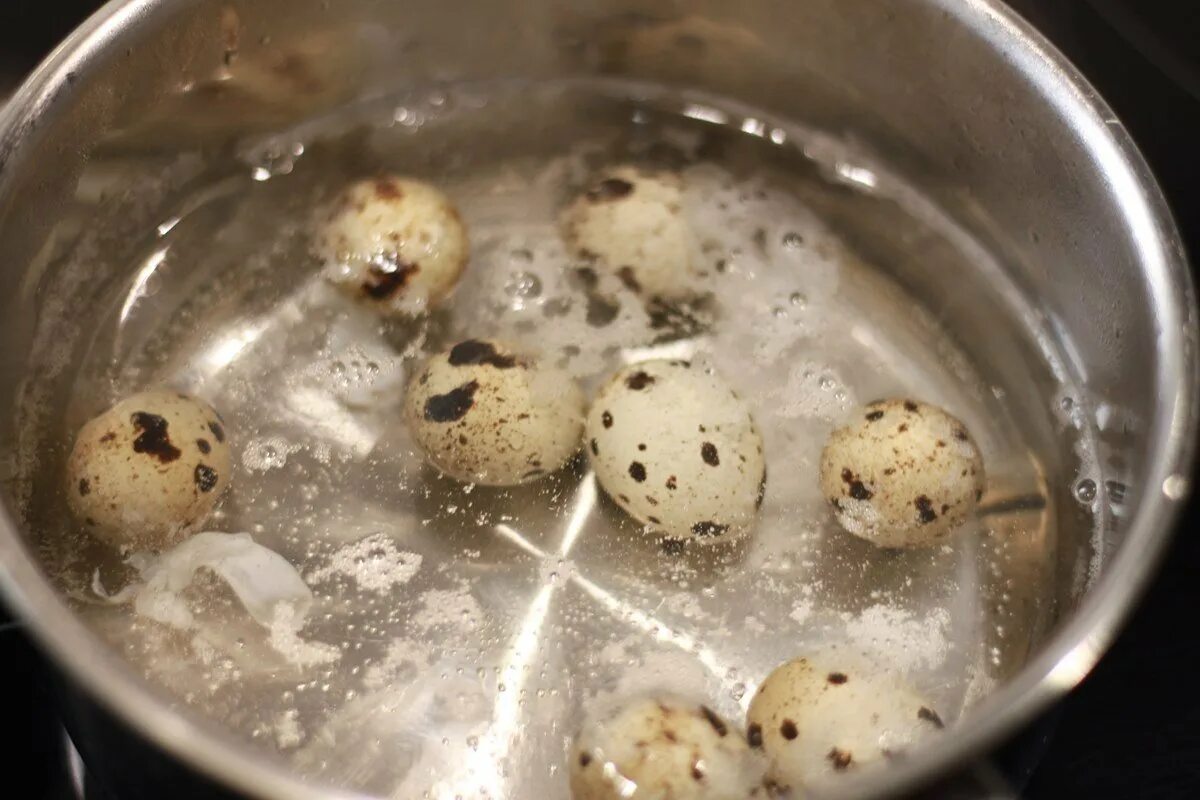 Сколько надо варить перепелиные. Варка перепелиных яиц. Жареные перепелиные яйца. Перепелиные яйца с жидким желтком. Перепелиные яйца в кастрюле.