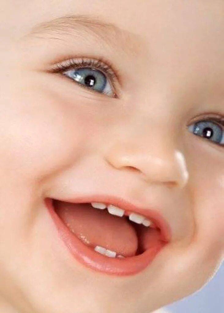 Пошло улыбнулась. Красивые передние зубы у ребёнка. Красивые детские зубки.