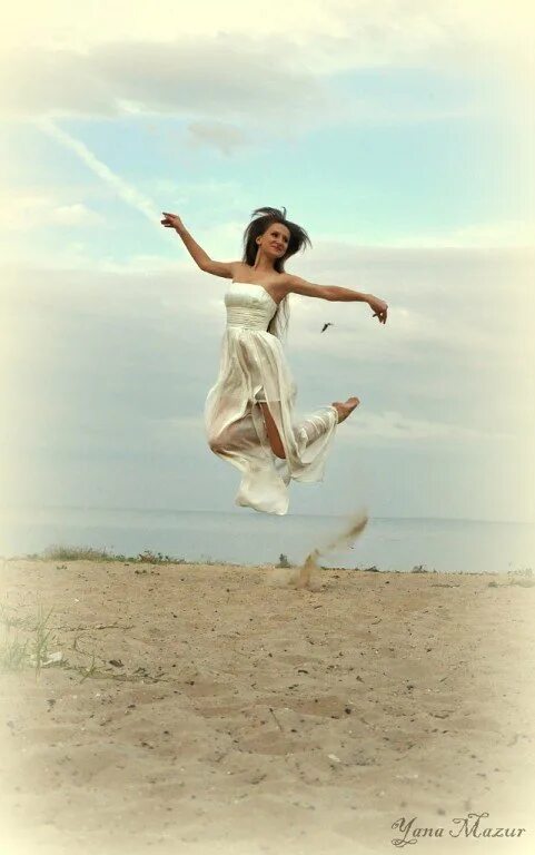 Люди не умеют летать. Человек который умеет летать. Люди умели летать. Девушка которая умеет летать. Женщина умеющая летать.