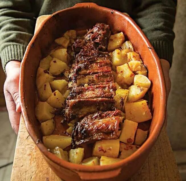 Как вкусно приготовить ребра свиные с картошкой. Ребрышки с картошкой. рёбрышки в духовке с картошкой. ребра с картошкой. картофель с ребрышками.