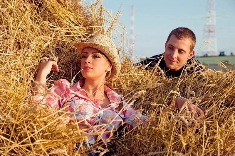мужчина и женщина на сеновале. жители русской деревни. владислав оплетаев сельские девушки. фотосессия в деревенском доме. деревенская любовь.