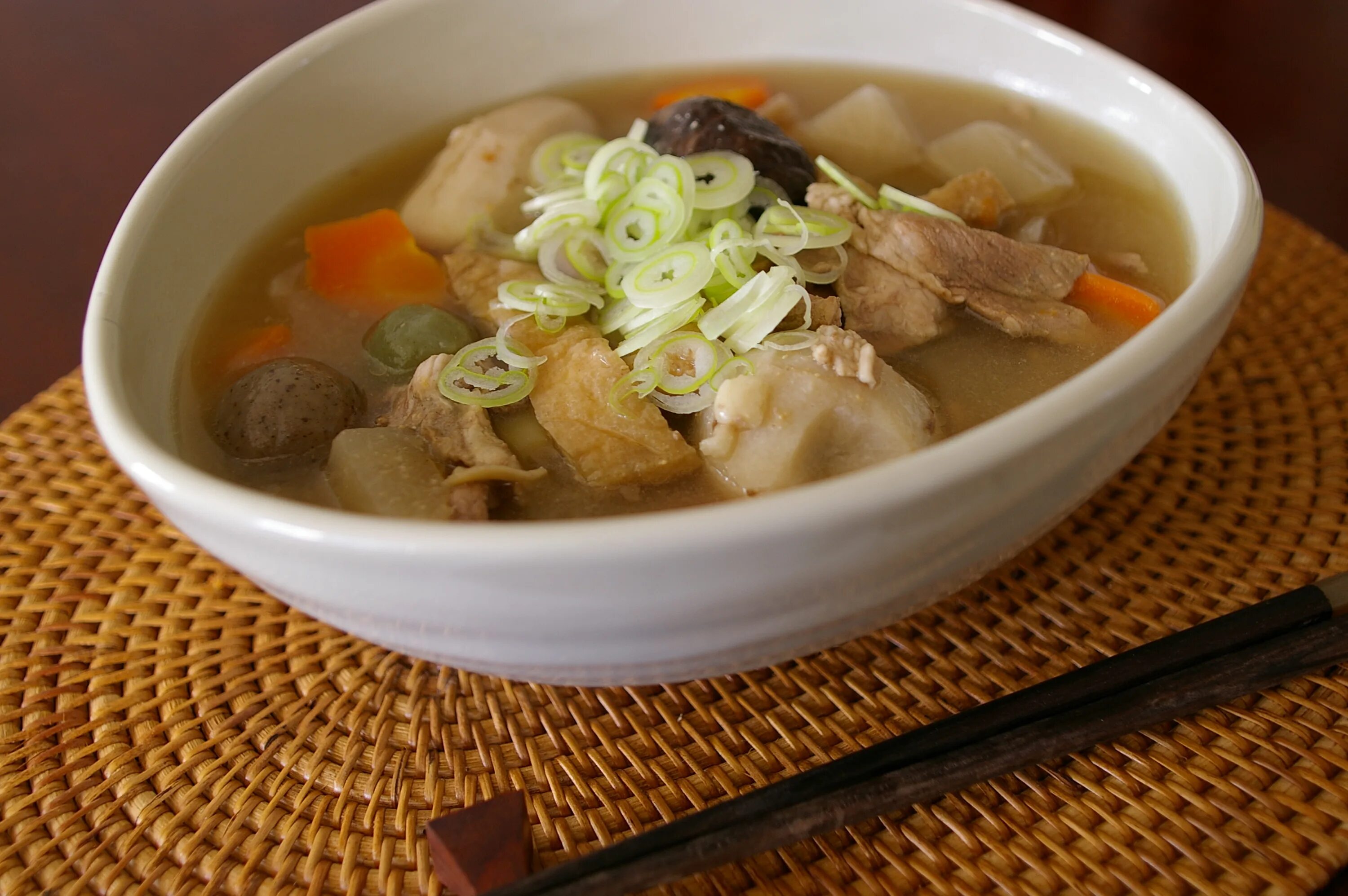 Суп на завтрак у японцев 4 буквы. Тондзиру суп. Бутадзиру. Бутадзиру японские супы. Японский суп из свинины тонджиру.